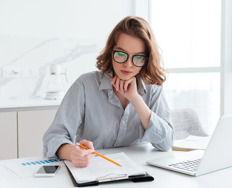 Estudiante de contabilidad trabajando