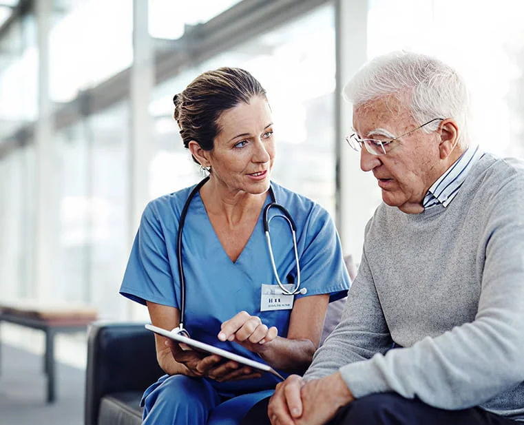 Profesional de asistencia médica en consultorio
