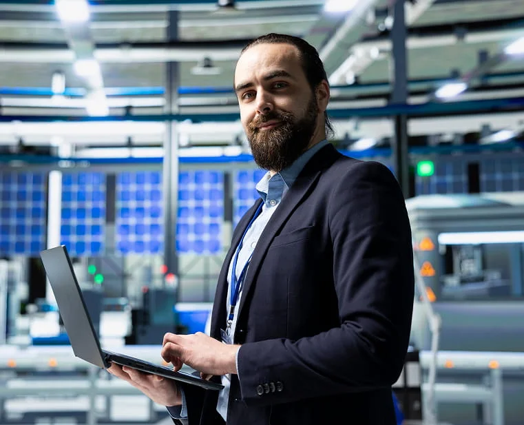 Profesional de tecnología trabajando